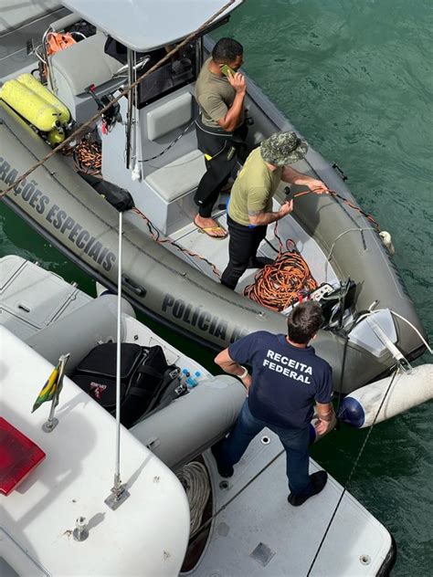 Mergulhadores Do Coe Acham Quilos De Coca Na Em Casco De Navio No