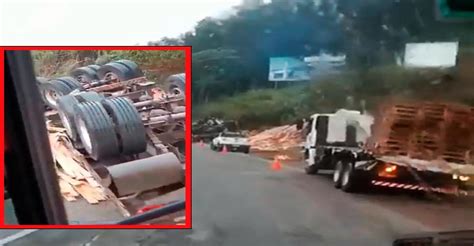 Carreta tomba próximo da Ponte Torta em João Monlevade vídeo Átila Lemos