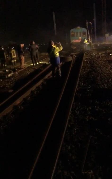 Incidente Ferroviario A Corigliano Rossano Camion Resta Incastrato Sui