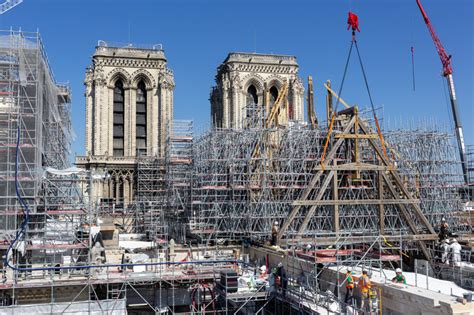 Notre Dame les pièces de charpente livrées par péniche Régions