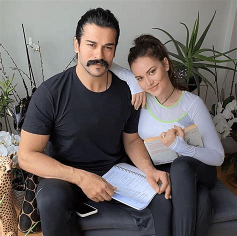 Burak Özçivit de Amor eterno y su esposa celebran aniversario juntos