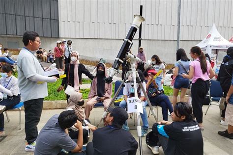 Foto Saksikan Gerhana Matahari Hibrida Dari Planetarium Tim Warga