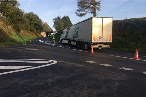 Accident un camion au fossé à Jugon les Lacs une grue devra le dépanner