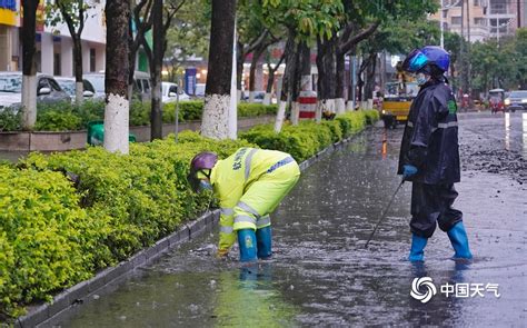 强降雨突袭广西钦州 城区部分路段积水严重阻碍交通 图片频道