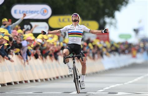 Tour de France 2021 Julian Alaphilippe décroche le premier maillot jaune