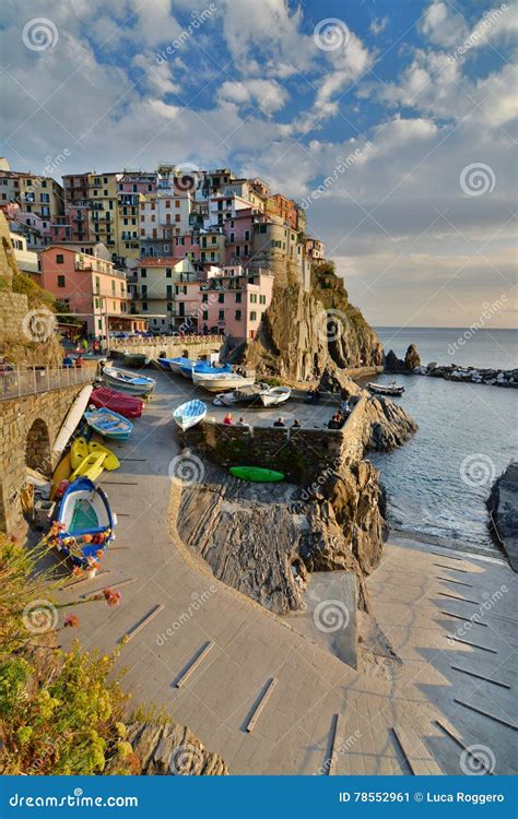 Manarola Cinque Terre Liguri Itali Redactionele Foto Image Of Dorp