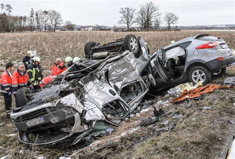 Auto Schleudert In Den Gegenverkehr Drei Schwerverletzte