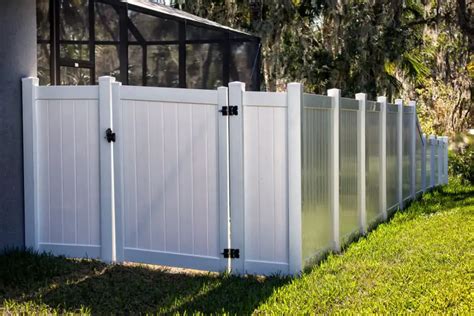 25 Vinyl Fence Ideas for Your Yard, Garden, or Home in 2022