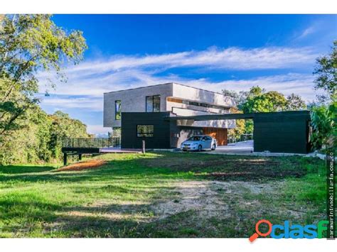 Lujosa casa estilo industrial en alto de las palma en Medellín Clasf