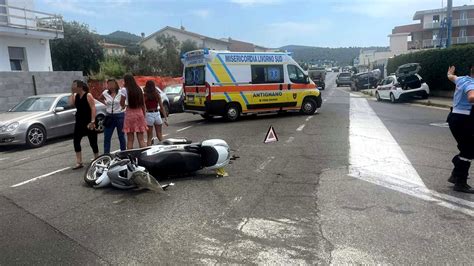 Livorno Scontro Auto Scooter In Via Del Littorale Grave Enne