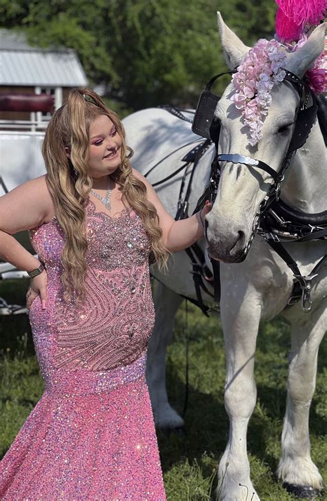 Honey Boo Boo 17 Flaunts All Pink Prom Look In New Pics But Fans All Have The Same Question