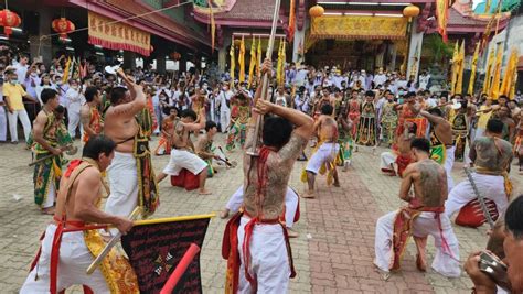 Go Teng Poles Raised At Chinese Temples As Phuket Vegetarian Festival