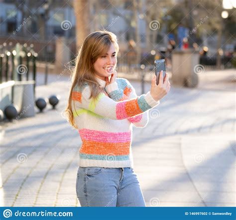 Mujer Joven Feliz Atractiva Del Adolescente Que Toma Una Imagen Del