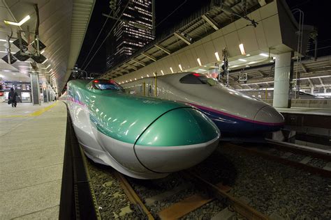 E5 Series Shinkansen (to the left) and unknown for me train. Tokyo, Japan [900x600] : MachinePorn