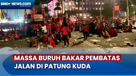 Belum Bubar Massa Buruh Bakar Pembatas Jalan Di Kawasan Patung Kuda