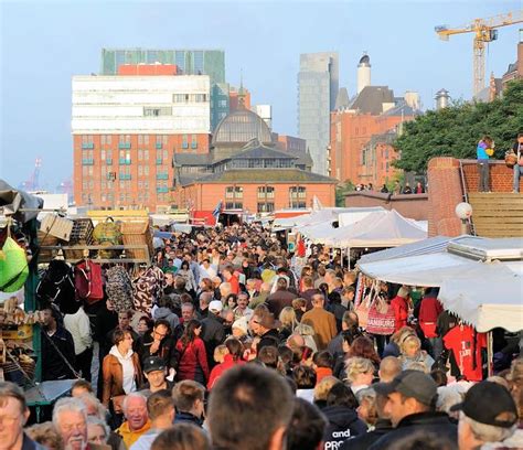 29846843 Sonniger Sonntag Morgen Auf Dem Fischmarkt In Hamburg Altona