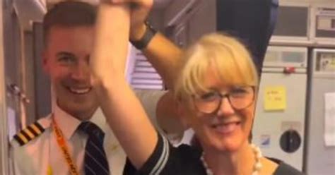 Heartwarming Display Of Affection Pilot Thanks His Flight Attendant