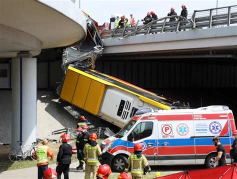 Wypadek Autobusu Warszawa Autobus Spad Z Wiaduktu Jaka To Linia