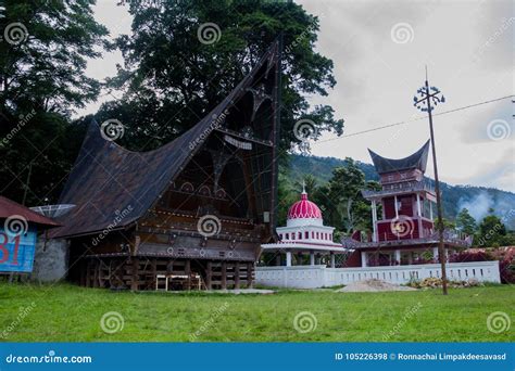 Casa Tradicional De Batak Na Ilha Sumatra Norte Indonésia De Samosir