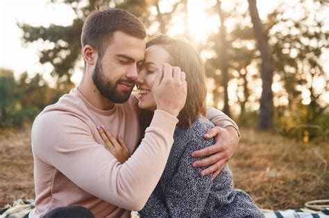 Cercan A De La Gente Alegre Encantadora Pareja Joven Descansando Juntos