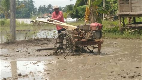 Traktor Sawah Quick G Zeva Bekerja Membajak Lahan Di Pinggir