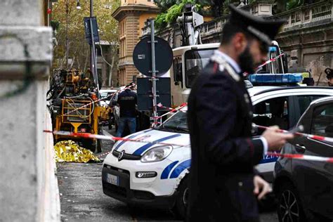 Milano Ennesima Tragedia Sul Lavoro Crolla Il Tetto Muore A 36 Anni