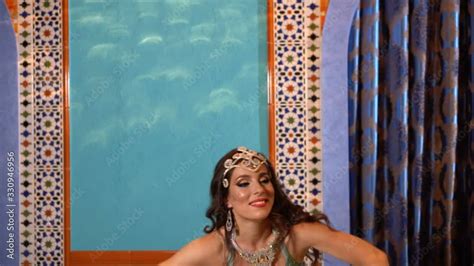 Vidéo Stock Woman exotic costume sexually moves semi nude body Sexy traditional oriental belly