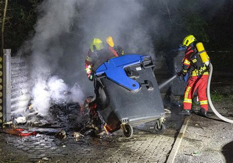 Salzgitter Mehrere Papiercontainer Gingen In Flammen Auf