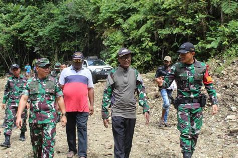 Bantu Warga Papua Di Perbatasan Prajurit Tni Ad Perbaiki Jaringan Air