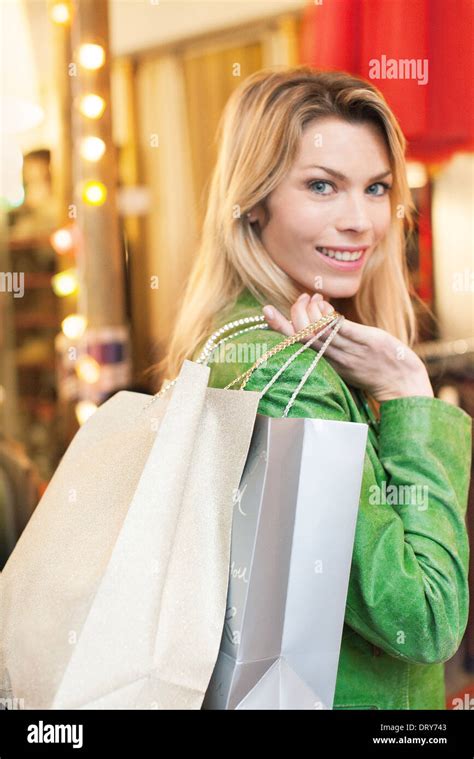 Mujer Llevando Bolsas En La Cabeza Fotograf As E Im Genes De Alta