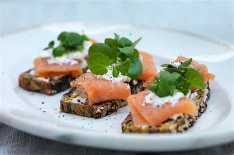 Smørrebrød med laks og peberrodscreme I Opskrift til påskefrokost