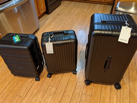 Review Rimowa Essential Luggage Cabin Small Check In Off