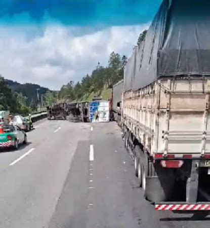 Tombamento De Carreta Na Rodovia R Gis Bittencourt Em Juquitiba