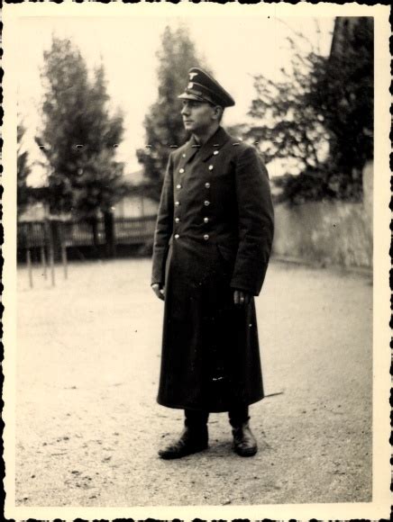 Foto Deutsche Wehrmacht Soldat In Uniform Standportrait Akpool De