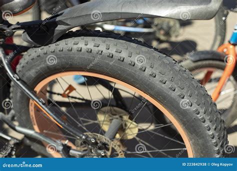 Rueda De Moto Gorda Neumático De Bicicleta Ancha Banda De Barro Foto