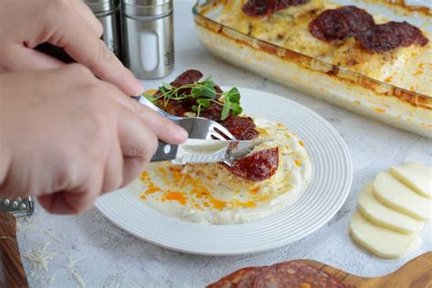 Pechuga De Pollo Del Keto En Salsa Del Bechamel Con Parmesano La