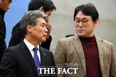 Tf포토 대화 나누는 윤종원 행장과 김형선 노조위원장 포토 기사 더팩트