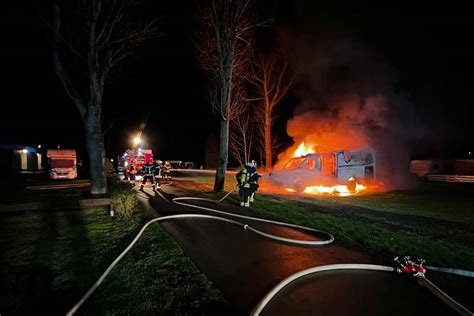 Brand auf Campingplatz in Winsen Aller Feuerwehr im nächtlichen Einsatz