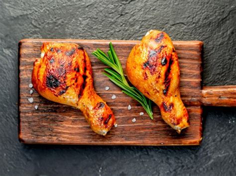 Muslos De Pollo A La Parrilla Con Especias En Una Tabla De Cortar Sobre