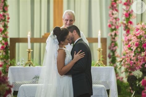 Foto Melissa Gabriella Mustafá e Diego Arthur Aguiar dão beijo