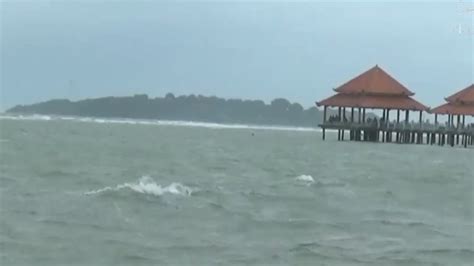 Gelombang Tinggi Dan Cuaca Buruk Ratusan Wisatawan Tertahan Di Pulau