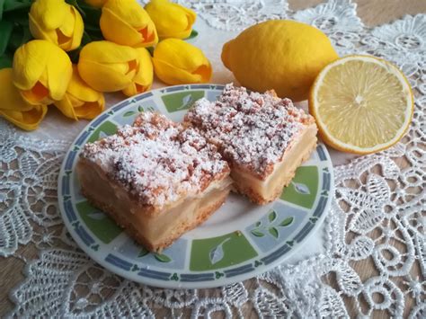 Szarlotka o smaku cytrynowym z bezą i kruszonką przepis