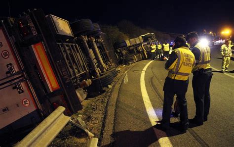 Muere Un Ch Fer Tras Volcar Su Tr Iler En Una Curva De Acceso A La Ap