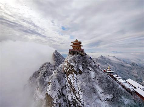 如约而至！皑皑白雪与奔腾云海在老君山撞个满怀，浪漫且热烈