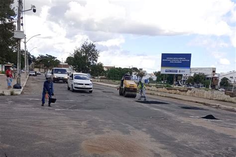 Operação Tapa Buraco conserta pavimento asfáltico em dez vias nesta