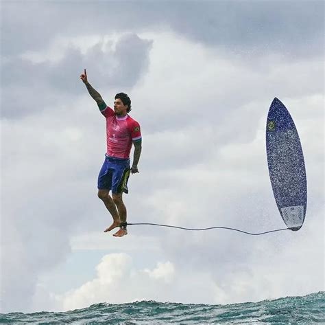 Gabriel Medina celebra classificação para quartas de final foto