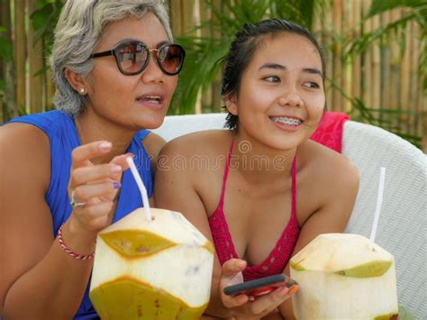 Mujer Indonesia Asi Tica Hermosa Y Feliz Joven Del Adolescente En Bikini En El Establecimiento