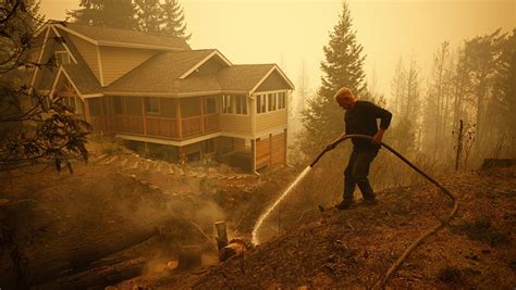 Potret Kebakaran Hutan Kanada Paksa Ribuan Orang Mengungsi Foto