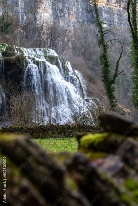 Les Cascades Des Tufs Au Fond De La Recul E De Baume Les Messieurs