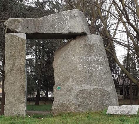 Vittuone Vandali Imbrattano Il Monumento Alla Resistenza Prima